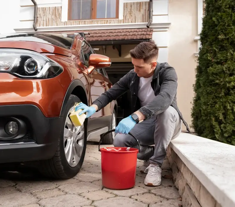Lavage auto à domicile Bégrolles-en-Mauges : professionnel intervenant sur un véhicule